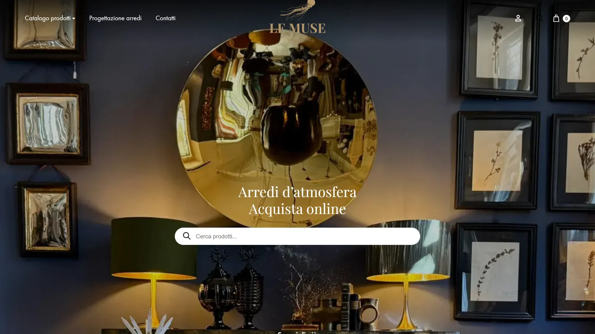 Home di lemusedifrancesca.com: una parete blu con specchi e quadri e due lampade accese, con il titolo «Arredi d'atmosfera — Acquista online» sopra il campo di ricerca del catalogo.
