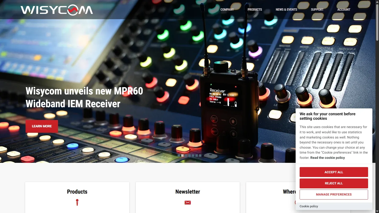 Home del sito Wisycom, con il logo e un ricevitore audio su un banco di missaggio.
